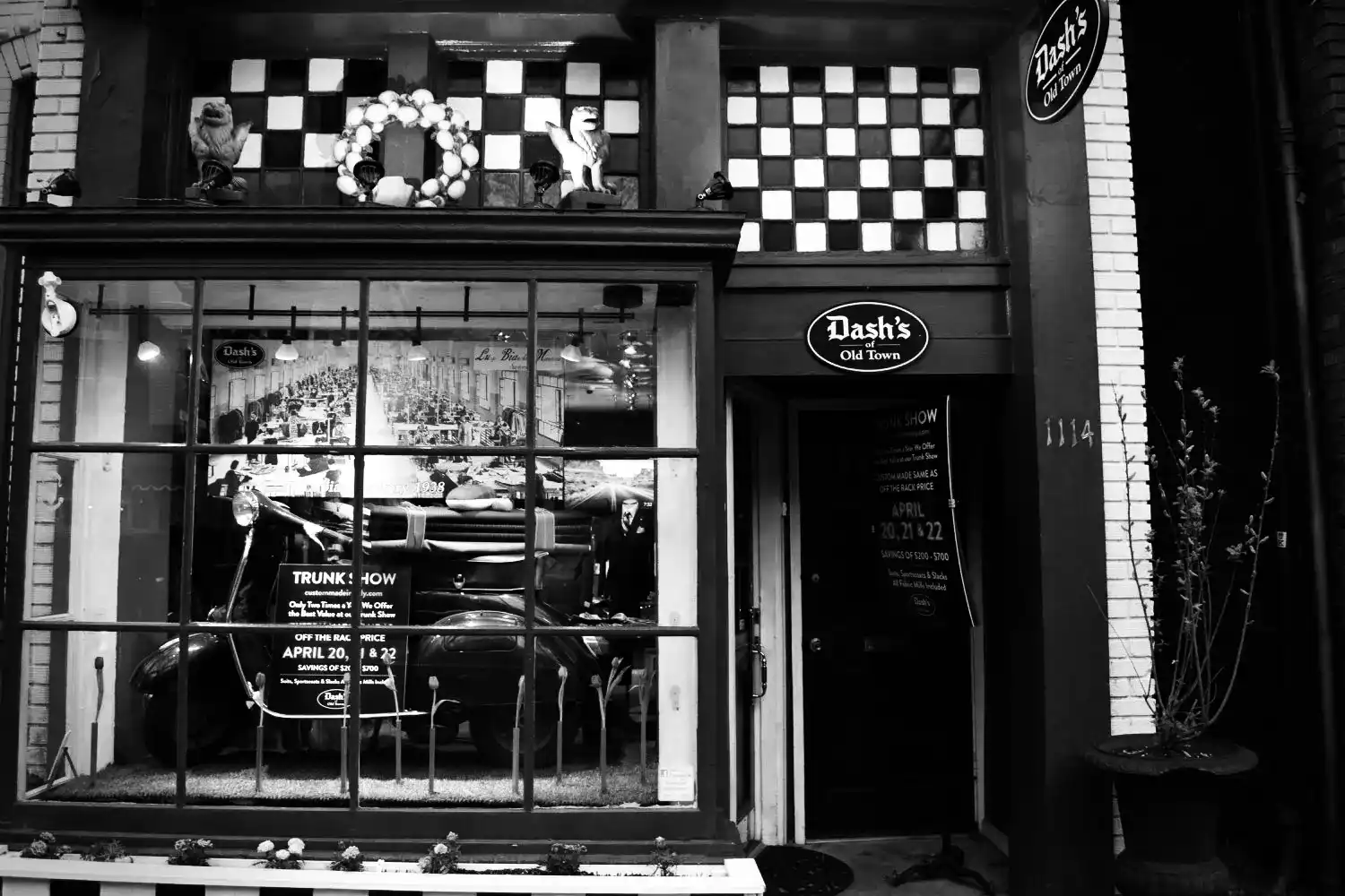 Dash's of Old Town interior